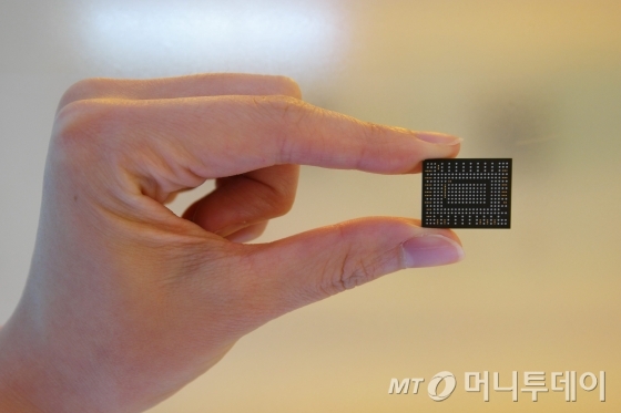 삼성전자가 31일 출시한 512GB 용량의 'BGA NVMe SSD'는 동전 크기보다 작다/사진제공=삼성전자 
