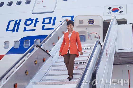 아프리카 순방중인 박근혜 대통령이 30일 오후(현지시간) 케냐 나이로비 조모 케냐타 국제공항에 도착해 전용기에서 내리고 있다. (청와대) /사진=뉴스1