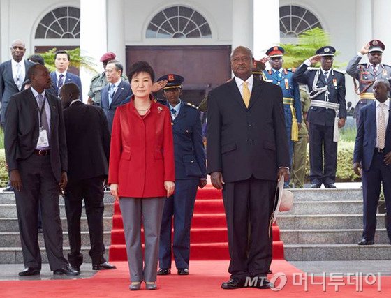 우간다를 순방중인 박근혜 대통령과 요웨리 무세베니 우간다 대통령이 29일 오전(현지시간) 엔테베의 대통령궁에서 열린 공식환영식에 나란히 참석하고 있다. (청와대) /사진=뉴스1