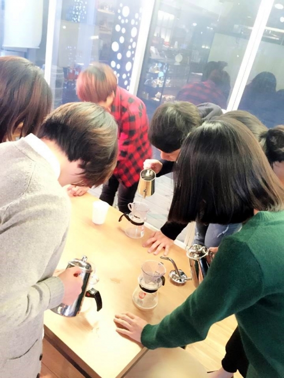 위기청소년들이 핸드드립으로 커피를 내리는 과정을 배우고 있다.