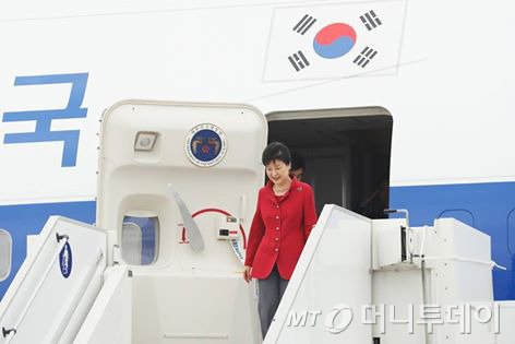 프랑스를 국빈 방문한 박근혜 대통령이 1일 오후(현지시간) 파리 오를리국제공항에 도착해 전용기에서 내리고 있다. (청와대) /사진=뉴스1