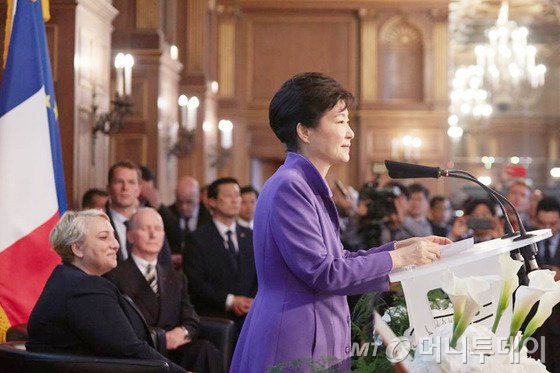프랑스 국빈 방문중인 박근혜 대통령이 2일 오후(현지시간) 파리 국제대학촌 본관에서 열린 한국관 개관식에 참석해 인사말을 하고 있다. (청와대) /사진=뉴스1
