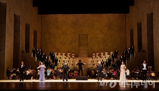 오펜바흐의 오페라 '호프만의 이야기'에서 6중창 '아 내 마음은 또다시 길을 잃어버렸네'를 선보이는 모습. /사진제공=국립오페라단