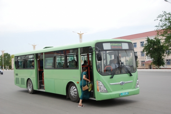 현대자동차 에어로시티 시내버스가 투르크메니스탄 수도 아쉬하바드 시내를 달리고 있는 모습/사진제공=현대자동차