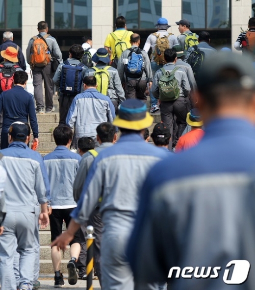 [사진]국회 도착한 조선업 노동자들