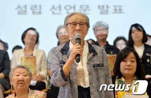 [사진]정의기억재단 설립 선언하는 김복동 할머니