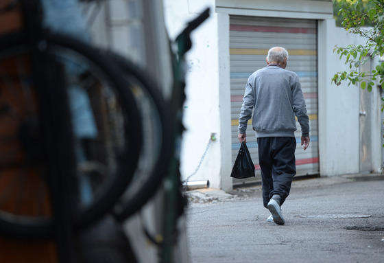 한 노인이 검은 봉지를 들고 골목길을 걸어가고 있다. OECD 국가 중 노인 빈곤율, 실질 은퇴연령, 노인 자살률이 1위인 대한민국의 현실을 일본과 미국, 두 선진국의 노인 문제 전문가들에게 들어봤다. /사진=뉴스1