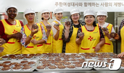 [사진]'사랑의 빵으로 하나된' 주한여성대사들