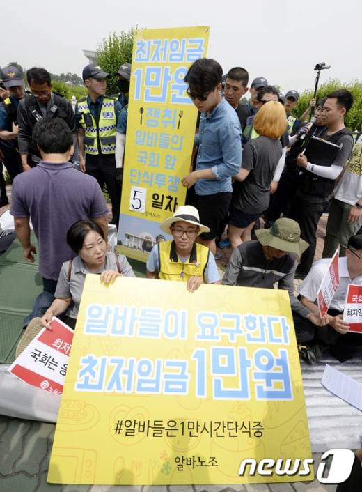 [사진]'최저임금 1만원 농성, 경찰과 대치'