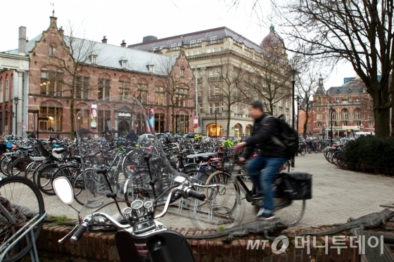 암스테르담 시내 공원에는 수백 대씩의 자전거가 세워져 있다./사진=이호준 시인·여행작가