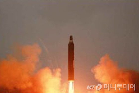 북한이 23일 '중장거리 전략탄도로케트 화성-10 (무수단 미사일)의 시험발사 사진을 공개하며 무기 개발 수준을 과시했다. (노동신문) /사진=뉴스1