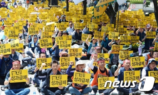 [사진]'성과급제 폐지, 퇴출제 저지' 공무원·교사 결의대회
