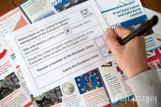 <br>24일(현지시간) 영국 일간 가디언 등에 따르면 브렉시트 국민투표 결과가 나온 지 얼마 되지 않아 영국 하원의회의 전자청원 웹사이트엔 브렉시트 '재투표'를 요구하는 청원서가 게재됐다.<br>