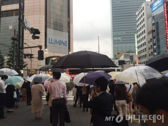 영국의 EU탈퇴(브렉시트)가 결정된 이달 24일 일본 신주쿠 거리에 비가 내리고 있다. / 도쿄(일본)=박진영 기자