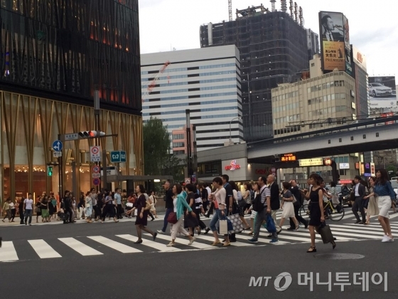 영국의 EU탈퇴(브렉시트)가 결정된 이후 첫 주말인 이달 25일 많은 일본 시민들과 다수의 관광객들이 도쿄 중심가인 긴자의 한 교차로를 분주히 오가고 있다./도쿄(일본)=박진영 기자