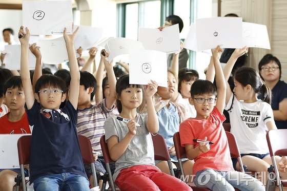 한국정보화진흥원이 최근 한 초등학교에서 '사이이버폭력 예방교육'을 진행하고 있다.