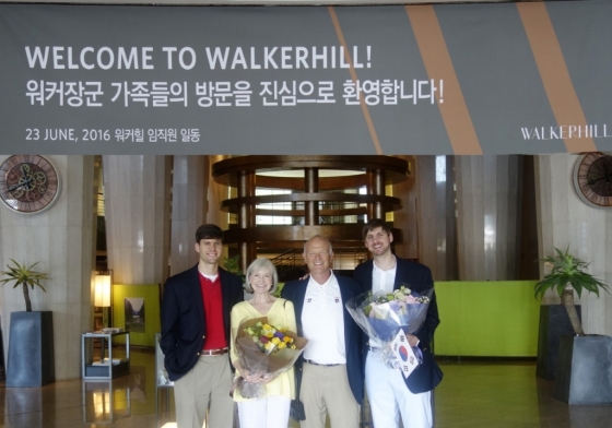지난 23일부터 26일까지 한국을 찾아 할아버지의 이름을 딴 서울 광진구 워커힐 호텔을 찾은 고(故) 월턴 워커 장군의 일가족. /사진제공=워커힐 호텔