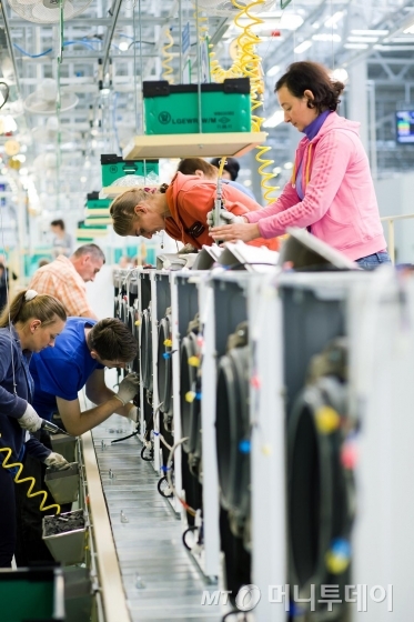 LG전자 폴란드 브로츠와프 공장에서 직원들이 드럼세탁기 제품을 조립하고 있다/사진=머니투데이 자료사진