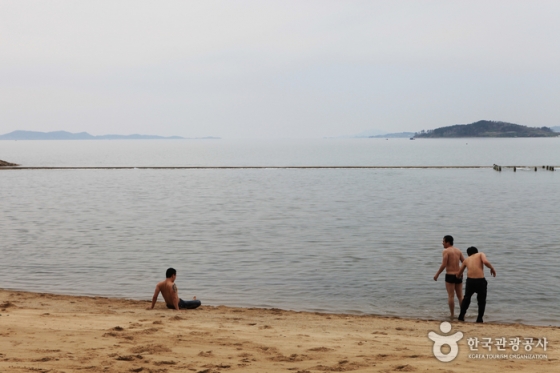 전남 함평군 돌머리해수욕장에 만들어진 2700평 규모의 인공 해수풀장에서 아이들이 놀고 있다. /사진제공=한국관광공사
