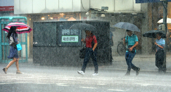 지난 1일 오후 서울 동작구 노량진삼거리에서 우산을 쓴 시민들이 발걸음을 재촉하고 있다. 기상청은 3일 남부지방을 중심으로 장맛비가 내리다가 밤까지 비가 전국으로 확대될 것으로 내다봤다./사진=뉴스1