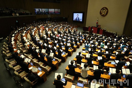  제20대 국회의원들이 13일 오전 서울 여의도 국회의사당에서 열린 '제20대 국회 개원식'에서 선서를 하고 있다. 2016.6.13/뉴스1  