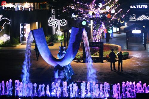 경남 김해시 가야테마파크에서 열리고 있는 빛 축제. /사진제공=가야테마파크