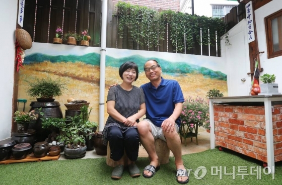 한옥 '풍경'의 주인 우성정(54·오른쪽)·조선미(52) 부부./ 사진=이동훈 기자
