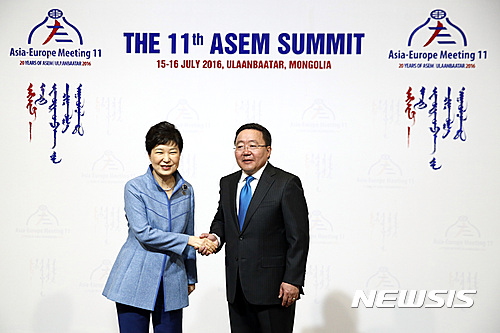 박근헤 대통령과 차히야 엘벡도르지 몽골 대통령이 15일 몽골 수도 울란바토르에서 열린 제11차 아시아·유럽 정상회의(ASEM·아셈) 회의장에서 악수하고 있다./ 사진=뉴시스
