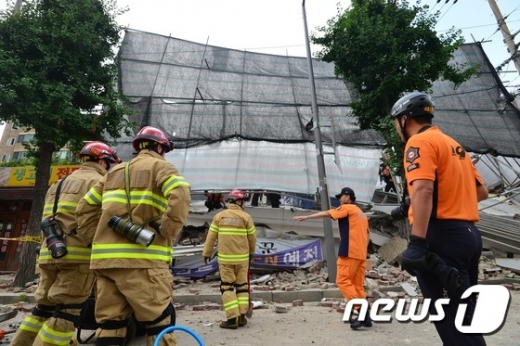 18일 오후 서울 서대문구 홍은동의 한 공사장에서 붕괴사고가 일어나 소방대원들이 구조작업을 벌이고 있다. 2016.7.18/뉴스1 © News1 민경석 기자