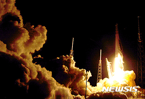 미국 민간우주개발사 스페이스X는 18일(현지시간) 팰컨9 로켓을 플로리다주 케이프커내버럴 미 공군기지에서 발사했다. /사진=뉴시스