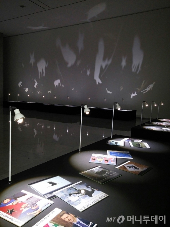 지구의 방(Sala del Mappamondo), 2016년, 거울, 프린트 출력물(보도사진), LED조명, 좌대, 가변설치. /사진제공=이창원
