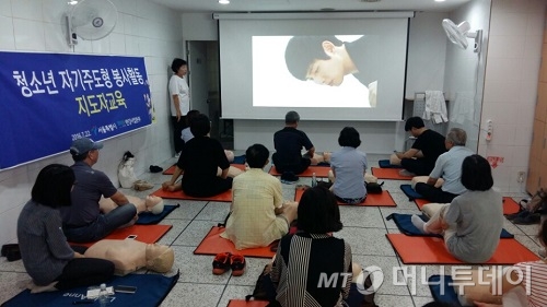 19명의 시민들이 시민안전파수꾼 심폐소생교육 프로그램을 받고 있다. /사진=신지수 기자