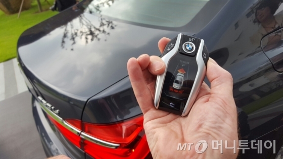 BMW 뉴 7시리즈에 적용된 '리모트 컨트롤 파킹'을 구현하는 모습. BMW 디스플레이 키를 통해 차에서 내린 뒤에도 차량을 주차할 수 있다./사진=박상빈 기자