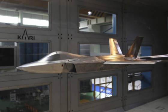 한국항공우주산업과 한국항공우주연구원은 22일 대전 항우연 저속풍동시험실에서 'KF-X 저속풍동 시험 착수행사'를 개최, KF-X의 기체 형상 설계를 위한 풍동시험에 착수했다./사진=한국항공우주연구원 제공