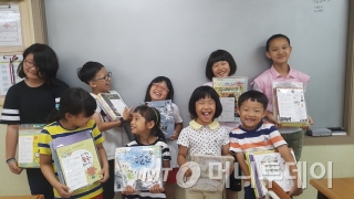 좋은인연지역아동센터에서 아이들이 미래에셋박현주재단의 ‘희망듬뿍(Book) 도서지원’을 통해 선물받은 도서를 들고 사진을 촬영하고 있다. /사진제공=미래에셋박현주재단