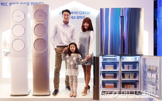 (왼쪽부터)삼성전자가 올해 출시한 '무풍에어컨'과 '셰프컬렉션 냉장고'/사진=머니투데이DB