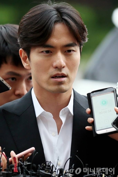 성폭행 혐의로 피소된 배우 이진욱이 지난 17일 서울 수서경찰서에 출두하고 있다. /사진=임성균 기자