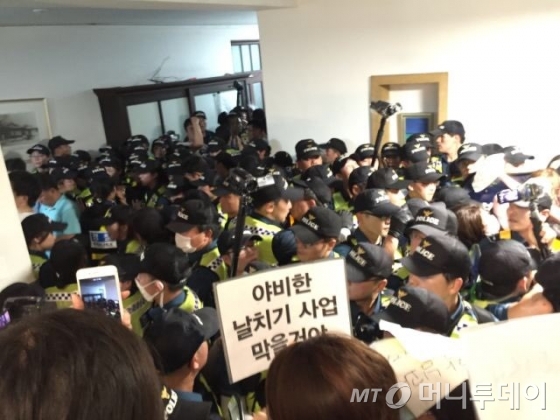 30일 경찰이 서울 이화여자대학교 본관을 점거한 학생들을 끌어내기 위해 투입된 모습. / 사진 = 독자 제공