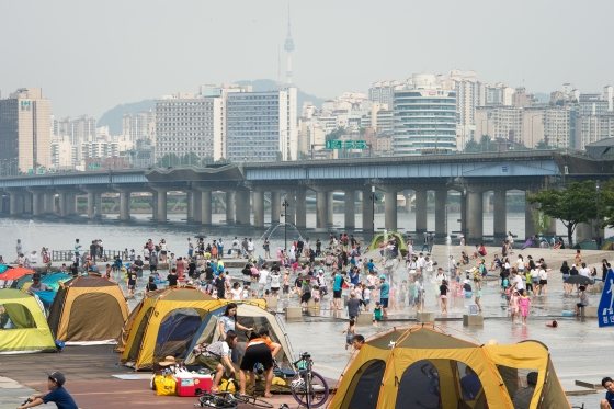 전국적으로 폭염특보가 발효된 31일 서울 영등포구 여의도 물빛광장을 찾은 시민들이 더위를 식히고 있다. /사진=뉴스1