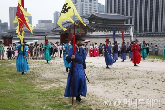 3일 경복궁 수문장 교대의식 본 행사에 앞서 공개훈련을 갖는 모습./ 사진제공=한국문화재재단