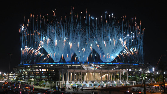 2016 브라질 리우 올림픽 개막식이 열린 5일 브라질 리우 마라카낭 올림픽주경기장 위로 화려한 불꽃이 밤하늘을 수놓고 있다. /사진=뉴스1