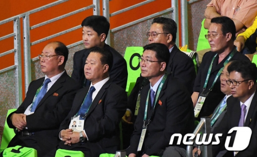 [사진]역도 관전하는 북한 최룡해 부위원장