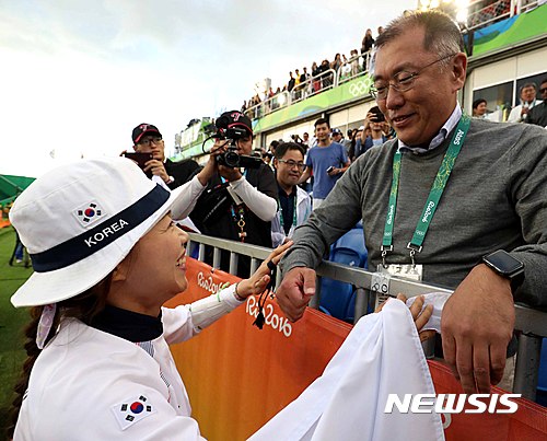 [리우2016]금메달 축하 받는 장혜진