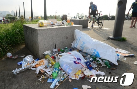 [사진]한강공원 쓰레기 몸살