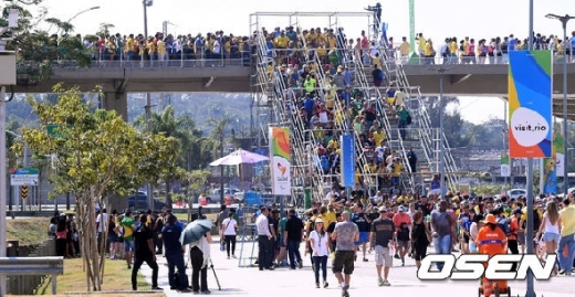 [사진]리우올림픽, 축구장 향하는 브라질 관중