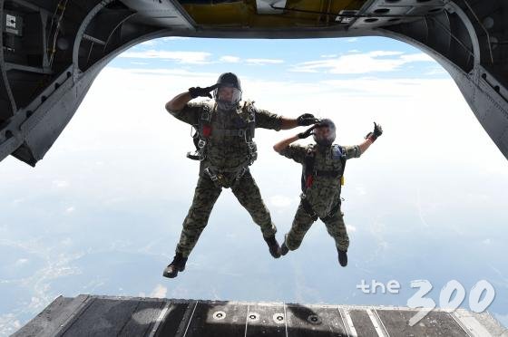 8월 18일(목), 고공강하 훈련을 실시하는 공군 베테랑 생환교관들이 성공적인 강하를 다짐하는 거수경례를 하며 점프하는 모습./사진=공군 제공