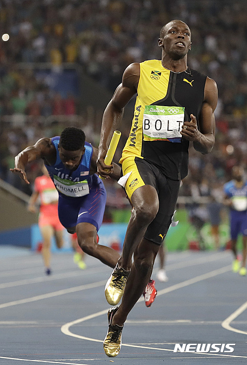 Jamaica's Usain Bolt competes to win gold in the men's 4 x 100-meter relay final, during the athletics competitions of the 2016 Summer Olympics at the Olympic stadium in Rio de Janeiro, Brazil, Friday, Aug. 19, 2016. (AP Photo/Matt Slocum)