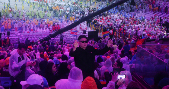 '2016 리우올림픽'의 폐막식이 17일간의 열전을 마치고 22일(한국시간) 브라질 리우데자네이루의 마라카낭 경기장에서 성대하게 치러진 가운데 김정은 북한 노동당 위원장을 닮은 외국인이 인공기를 들고 기념촬영을 하고 있다. / 사진=뉴스1