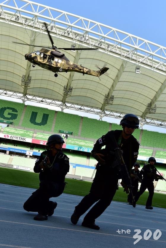 대테러초기대응팀이 헬기 패스트로프를 이용해 경기장 내부로 진입하고 있다./사진=육군 제공