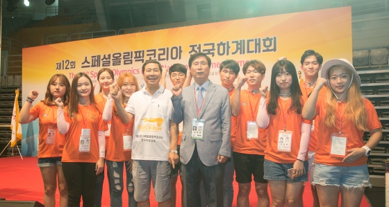 8월 23일 서울 올림픽경기장에서 열린 제12회 지적장애인 스페셜올림픽 대회 개막식에서 고흥길 위원회장(가운데)과 배정권 OCI 부사장(좌측에서 다섯번째), 자원봉사자로 참여한 OCI 임직원 자녀들이 기념촬영을 했다/사진제공=OCI